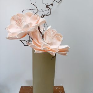 Jarrón  con flor seca y magnolia foam