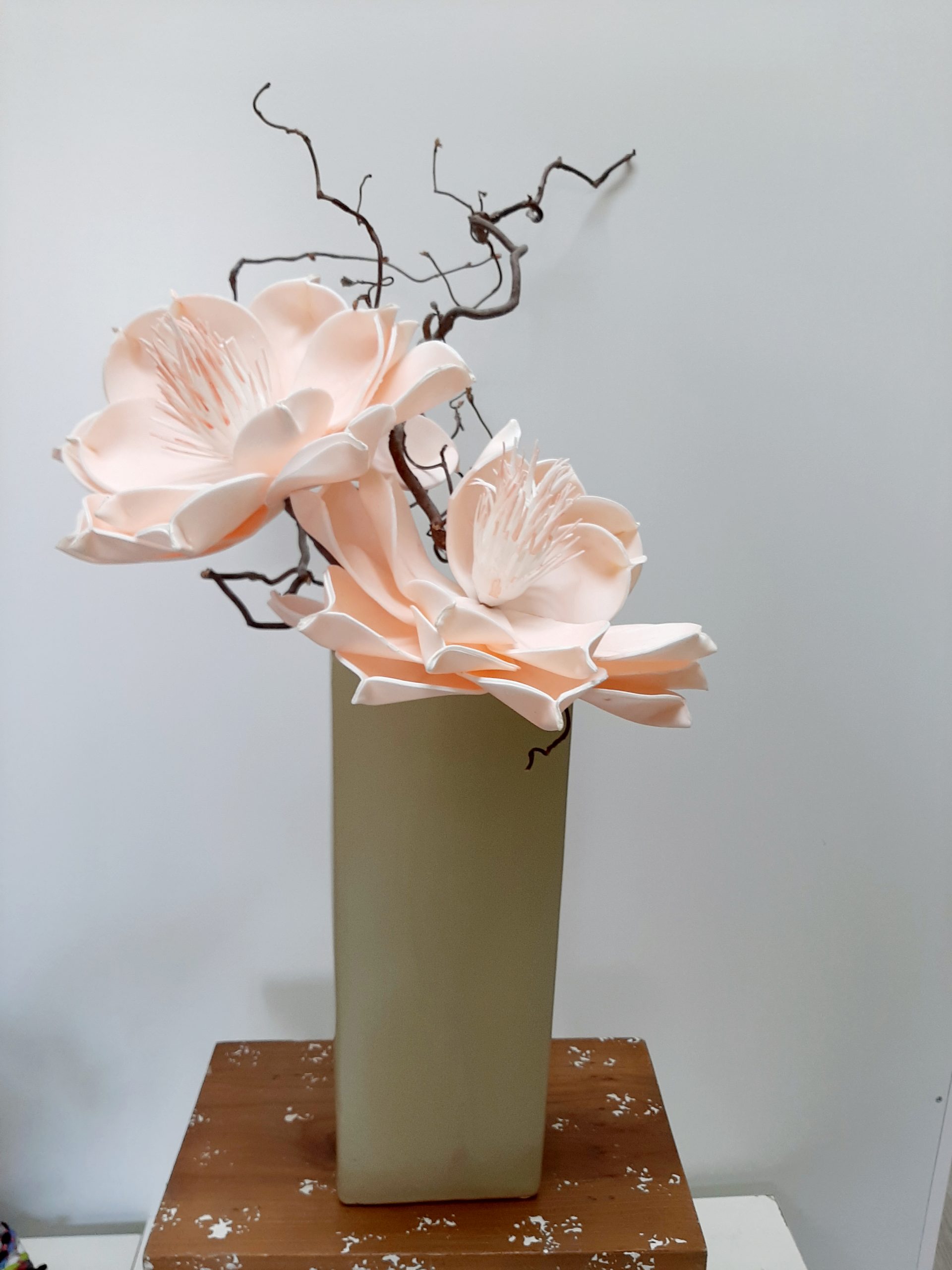Jarrón con flor seca y magnolia foam