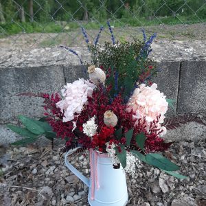 Jarra de flor preservada blanca
