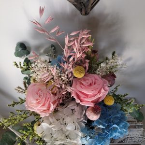 Canasto de rosas preservadas